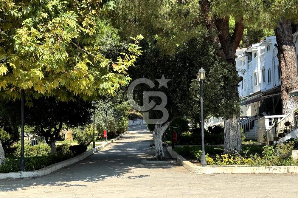 YALOVA ARMUTLUDA DENİZE SIFIR PLAJLI SİTE İÇİ 4+1 SATILIK VİLLA