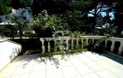 YALOVA ARMUTLUDA DENİZE SIFIR PLAJLI SİTE İÇİ 4+1 SATILIK VİLLA