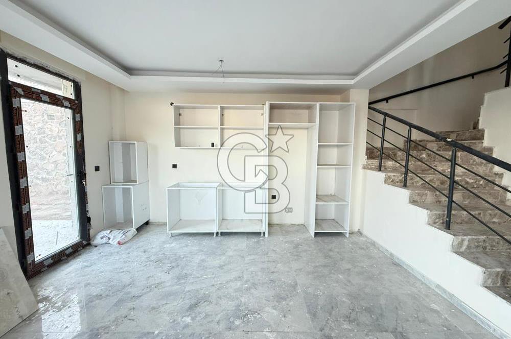 DİKİLİ ÇANDARLI'DA DENİZ MANZARALI MÜSTAKİL HAVUZLU TRİPLEKS VİLLA 