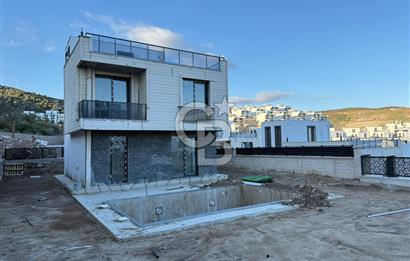 DİKİLİ ÇANDARLI'DA DENİZ MANZARALI MÜSTAKİL HAVUZLU TRİPLEKS VİLLA 