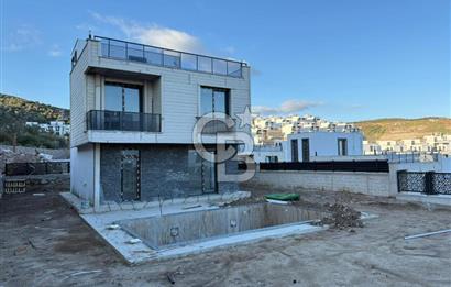 DİKİLİ ÇANDARLI'DA DENİZ MANZARALI MÜSTAKİL HAVUZLU TRİPLEKS VİLLA 