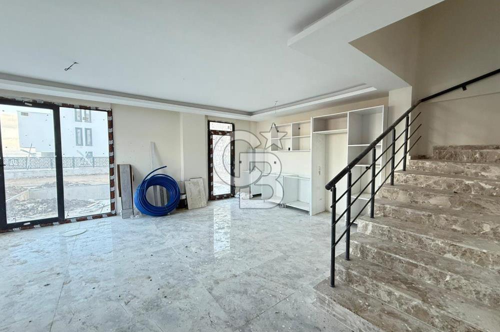 DİKİLİ ÇANDARLI'DA DENİZ MANZARALI MÜSTAKİL HAVUZLU TRİPLEKS VİLLA 