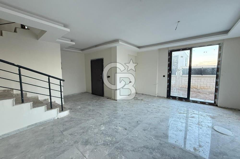 DİKİLİ ÇANDARLI'DA DENİZ MANZARALI MÜSTAKİL HAVUZLU TRİPLEKS VİLLA 