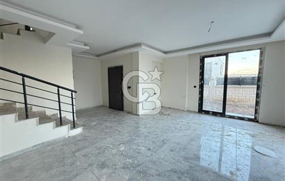 DİKİLİ ÇANDARLI'DA DENİZ MANZARALI MÜSTAKİL HAVUZLU TRİPLEKS VİLLA 