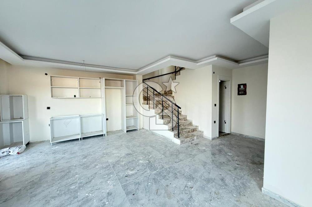 DİKİLİ ÇANDARLI'DA DENİZ MANZARALI MÜSTAKİL HAVUZLU TRİPLEKS VİLLA 