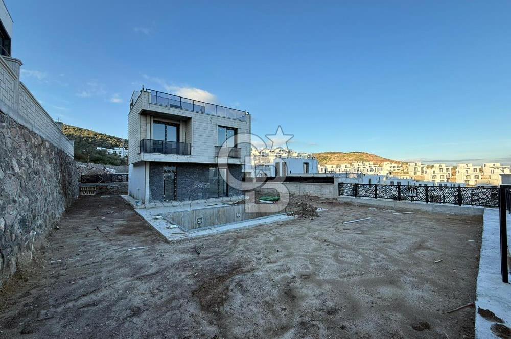 DİKİLİ ÇANDARLI'DA DENİZ MANZARALI MÜSTAKİL HAVUZLU TRİPLEKS VİLLA 