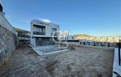 DİKİLİ ÇANDARLI'DA DENİZ MANZARALI MÜSTAKİL HAVUZLU TRİPLEKS VİLLA 