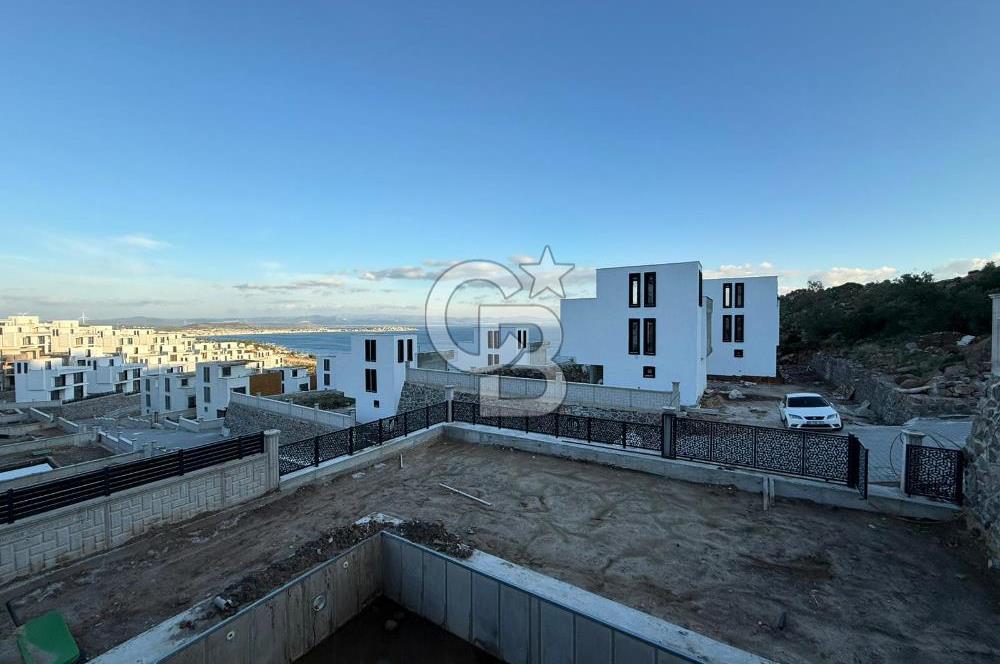 DİKİLİ ÇANDARLI'DA DENİZ MANZARALI MÜSTAKİL HAVUZLU TRİPLEKS VİLLA 