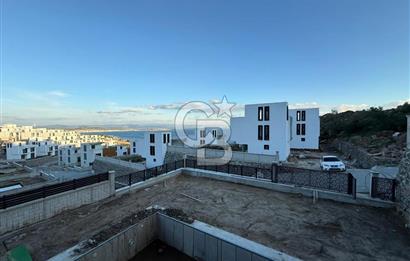 DİKİLİ ÇANDARLI'DA DENİZ MANZARALI MÜSTAKİL HAVUZLU TRİPLEKS VİLLA 