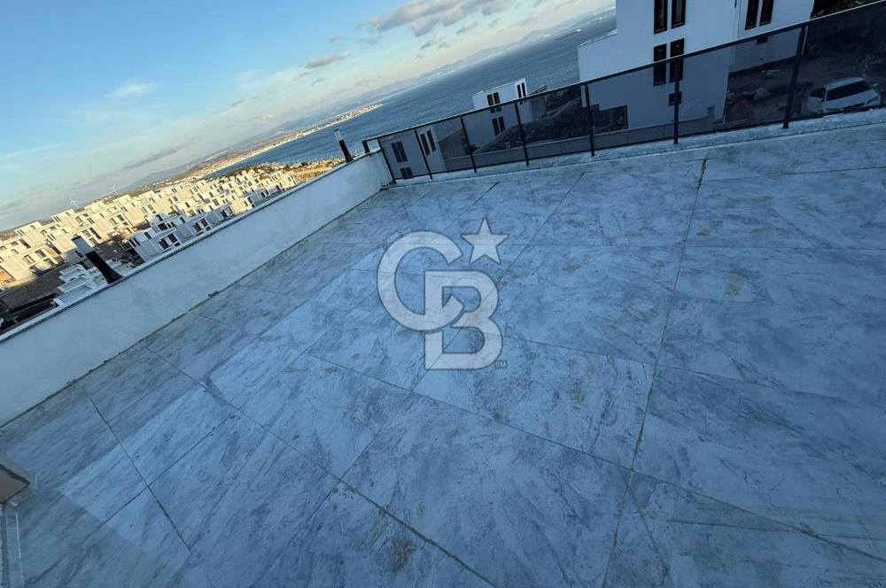 DİKİLİ ÇANDARLI'DA DENİZ MANZARALI MÜSTAKİL HAVUZLU TRİPLEKS VİLLA 