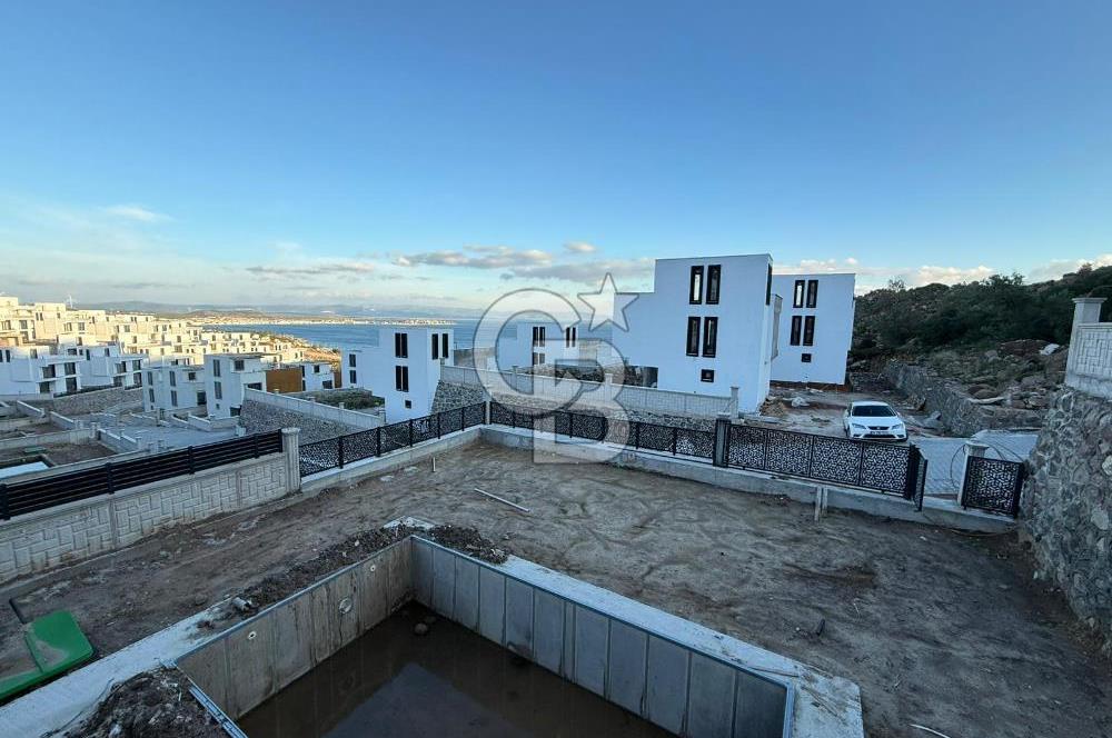 DİKİLİ ÇANDARLI'DA DENİZ MANZARALI MÜSTAKİL HAVUZLU TRİPLEKS VİLLA 