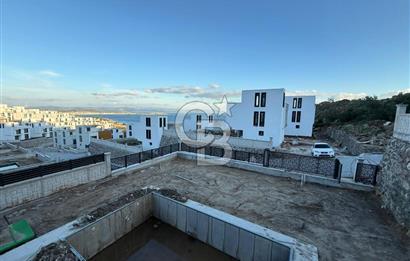 DİKİLİ ÇANDARLI'DA DENİZ MANZARALI MÜSTAKİL HAVUZLU TRİPLEKS VİLLA 