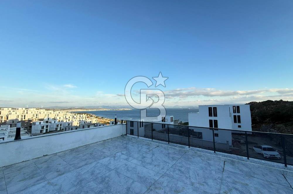 DİKİLİ ÇANDARLI'DA DENİZ MANZARALI MÜSTAKİL HAVUZLU TRİPLEKS VİLLA 