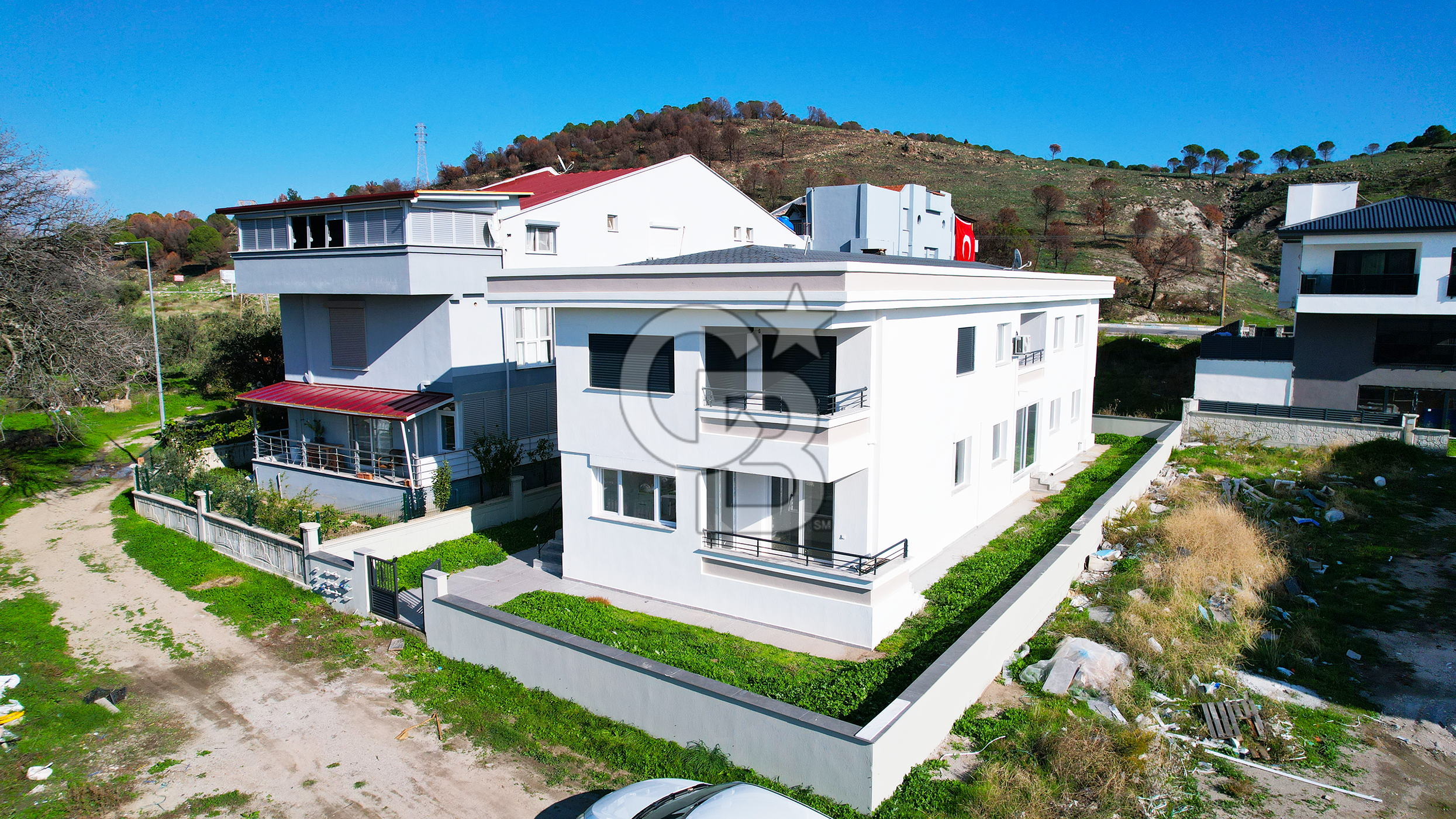 ÇANDARLI'DA BAHÇELİ VERANDALI GENİŞ 2+1 DAİRE