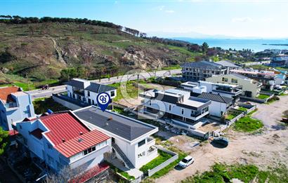 ÇANDARLI'DA BAHÇELİ VERANDALI GENİŞ 2+1 DAİRE