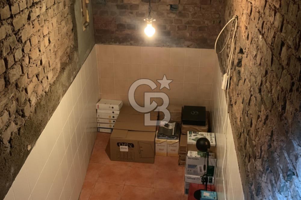 Galata'da Tarihi Petraki Apartmanında Bakımlı Satılık Daire