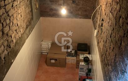 Galata'da Tarihi Petraki Apartmanında Bakımlı Satılık Daire