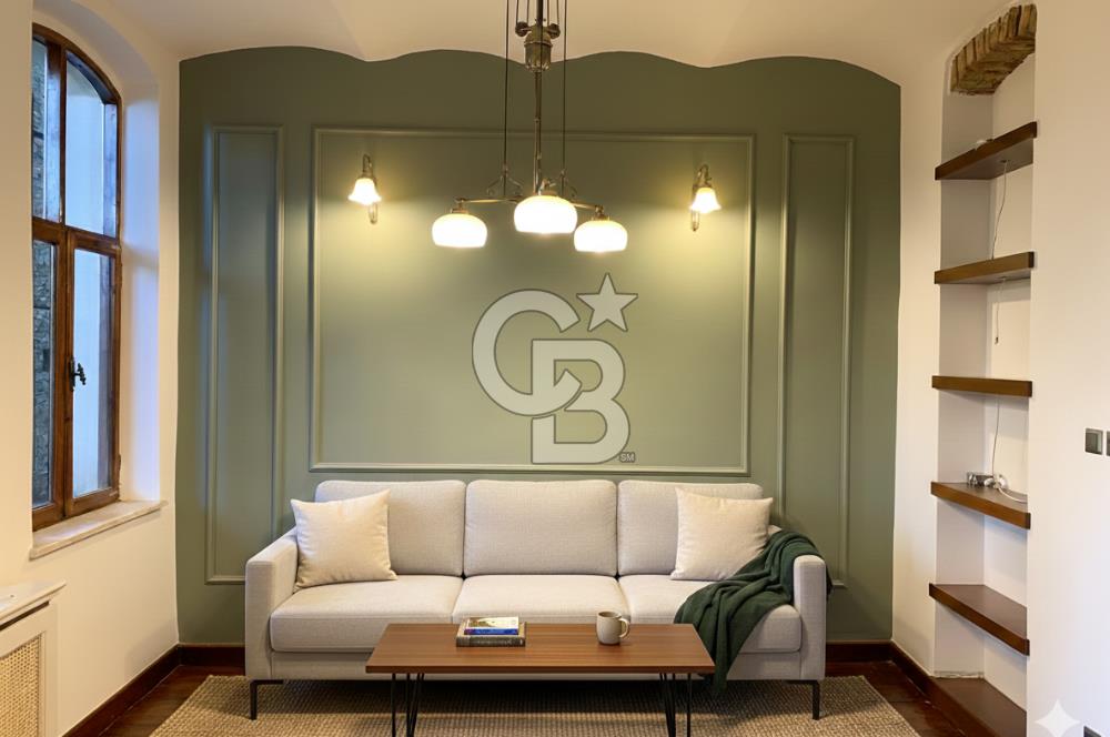 Galata'da Tarihi Petraki Apartmanında Bakımlı Satılık Daire