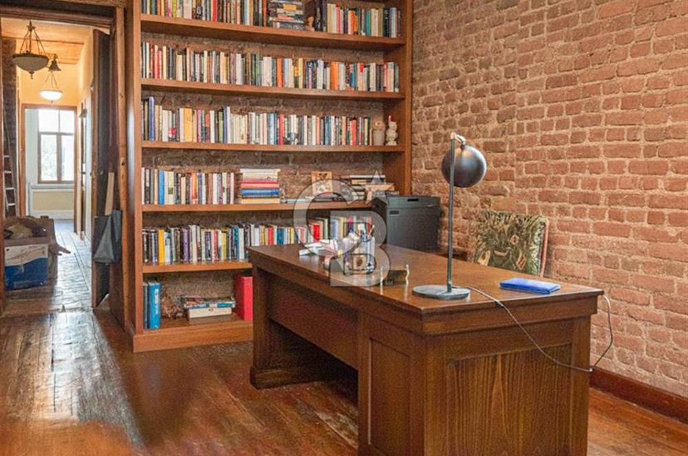Galata'da Tarihi Petraki Apartmanında Bakımlı Satılık Daire