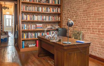 Galata'da Tarihi Petraki Apartmanında Bakımlı Satılık Daire