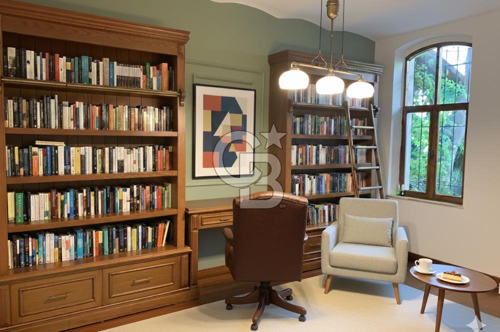 Galata'da Tarihi Petraki Apartmanında Bakımlı Satılık Daire