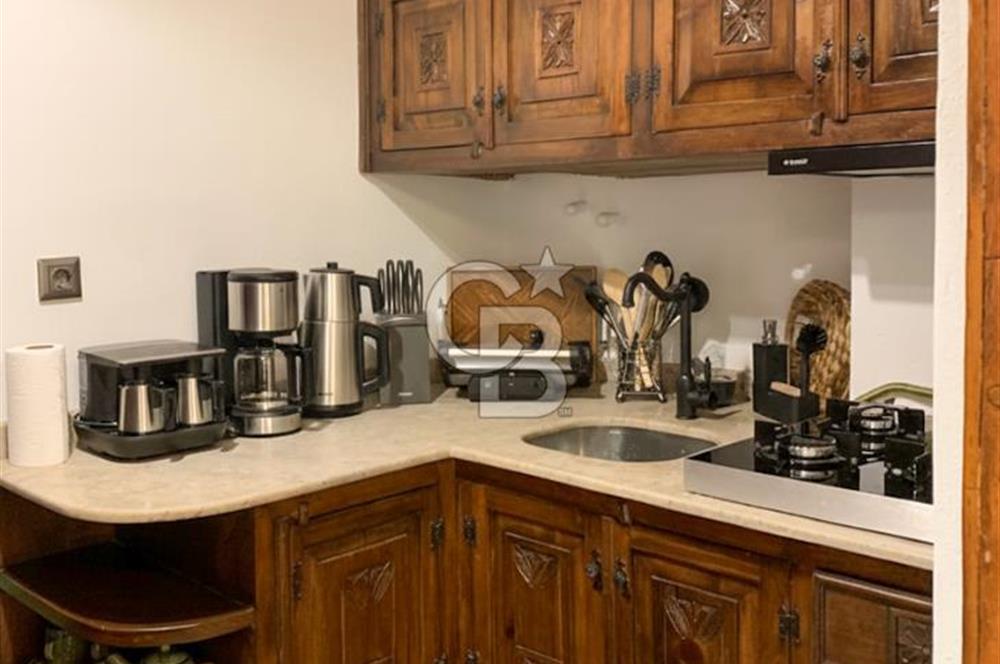 Galata'da Tarihi Petraki Apartmanında Bakımlı Satılık Daire