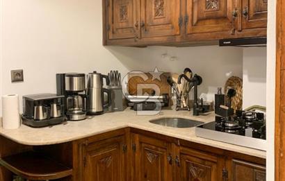 Galata'da Tarihi Petraki Apartmanında Bakımlı Satılık Daire