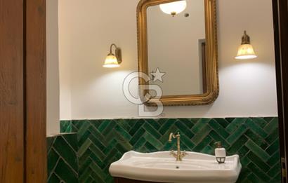 Galata'da Tarihi Petraki Apartmanında Bakımlı Satılık Daire