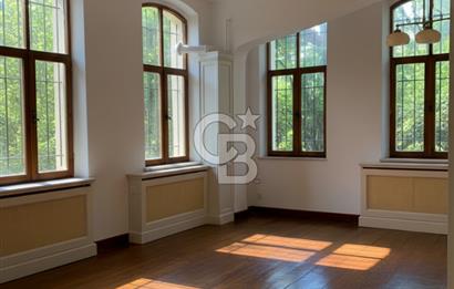 Galata'da Tarihi Petraki Apartmanında Bakımlı Satılık Daire