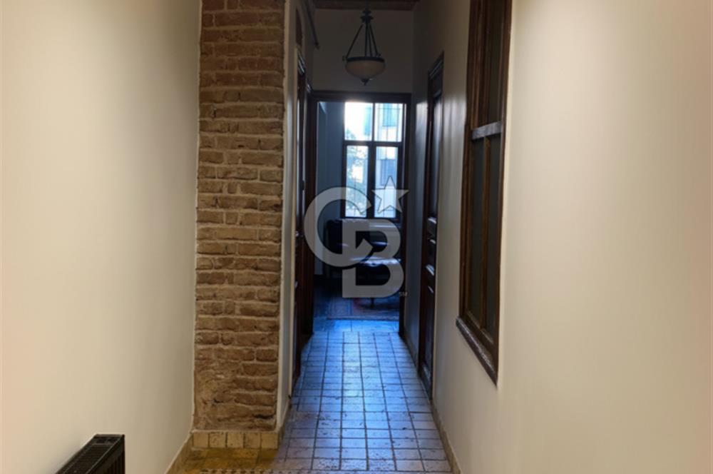 Galata'da Tarihi Petraki Apartmanında Bakımlı Satılık Daire