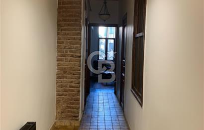 Galata'da Tarihi Petraki Apartmanında Bakımlı Satılık Daire