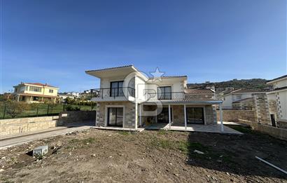 FOÇA YENİBAĞARASINDA ÖZEL HAVUZLU AKILLI SİSTEMLİ LÜKS 3+1 VİLLA