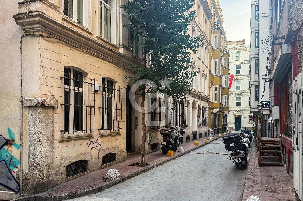 Galata'da Tarihi Petraki Apartmanında Bakımlı Satılık Daire