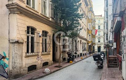 Galata'da Tarihi Petraki Apartmanında Bakımlı Satılık Daire