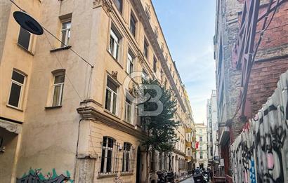 Galata'da Tarihi Petraki Apartmanında Bakımlı Satılık Daire