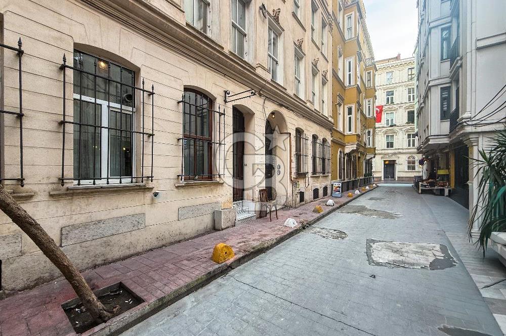 Galata'da Tarihi Petraki Apartmanında Bakımlı Satılık Daire