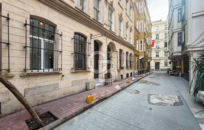 Galata'da Tarihi Petraki Apartmanında Bakımlı Satılık Daire