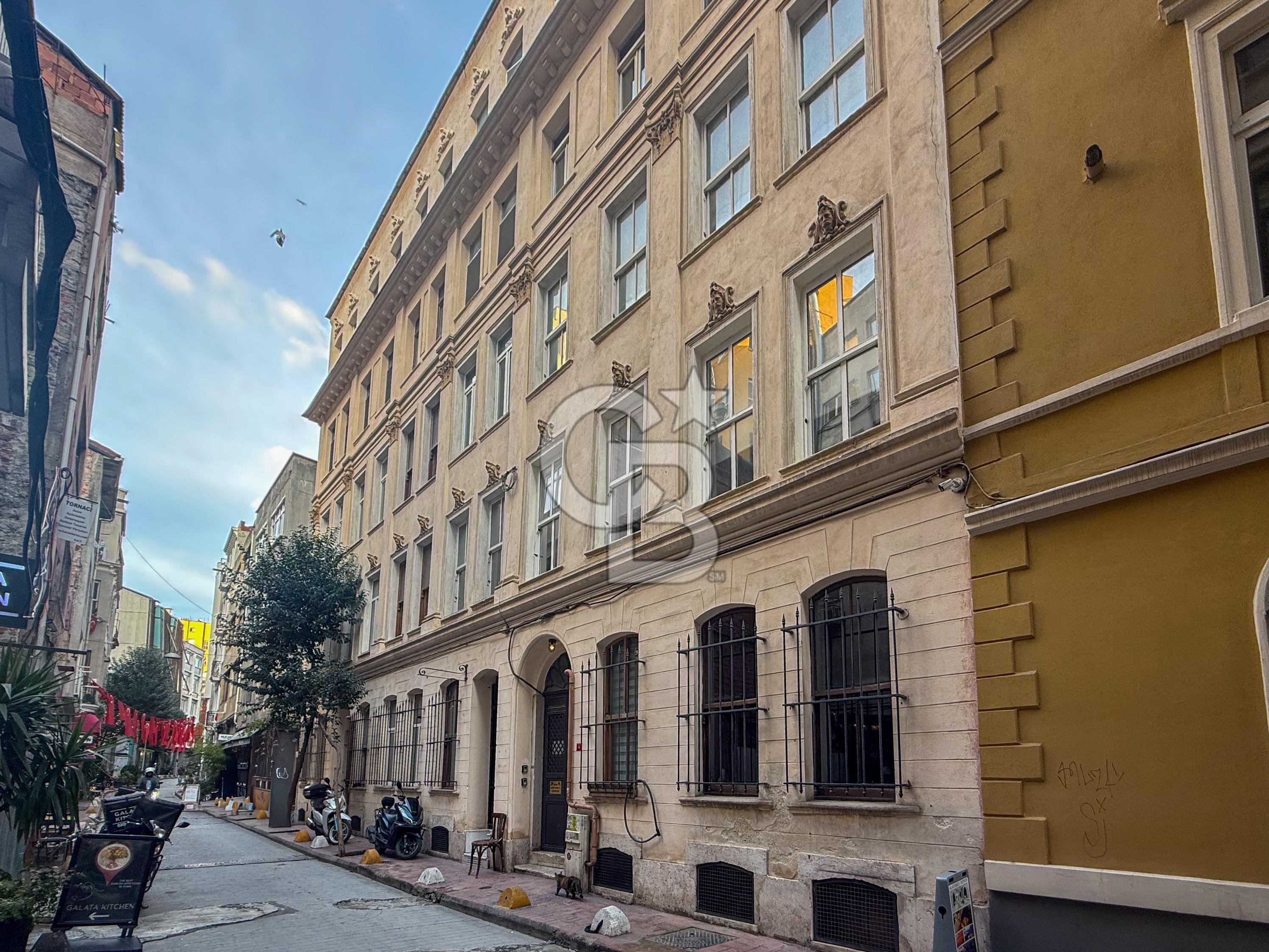 Galata'da Tarihi Petraki Apartmanında Bakımlı Satılık Daire