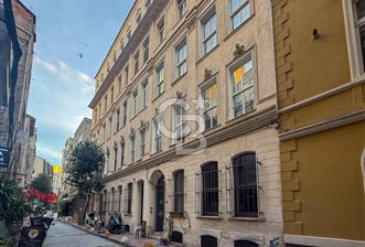 Galata'da Tarihi Petraki Apartmanında Bakımlı Satılık Daire - 1 - 322111