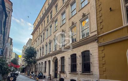 Galata'da Tarihi Petraki Apartmanında Bakımlı Satılık Daire