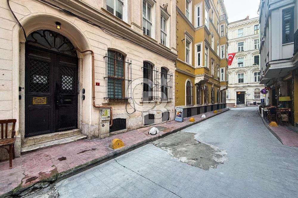 Galata'da Tarihi Petraki Apartmanında Bakımlı Satılık Daire