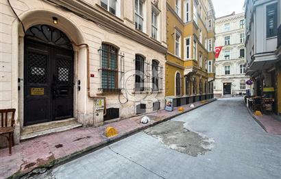 Galata'da Tarihi Petraki Apartmanında Bakımlı Satılık Daire