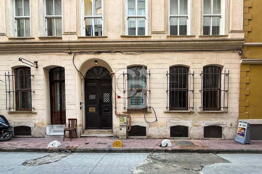 Galata'da Tarihi Petraki Apartmanında Bakımlı Satılık Daire