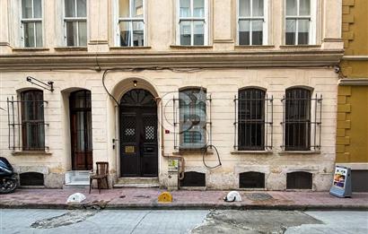 Galata'da Tarihi Petraki Apartmanında Bakımlı Satılık Daire