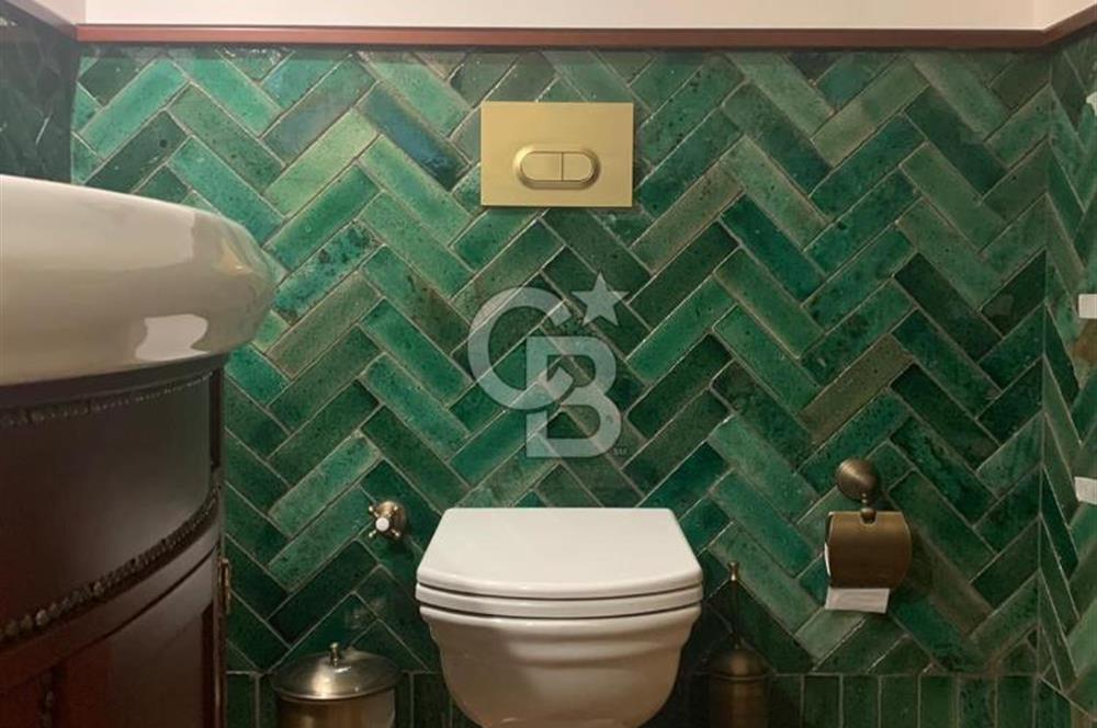 Galata'da Tarihi Petraki Apartmanında Bakımlı Satılık Daire