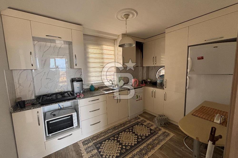 ÇANDARLI'DA DENİZ MANZARALI VE BAHÇELİ GENİŞ 1+1 DAİRE