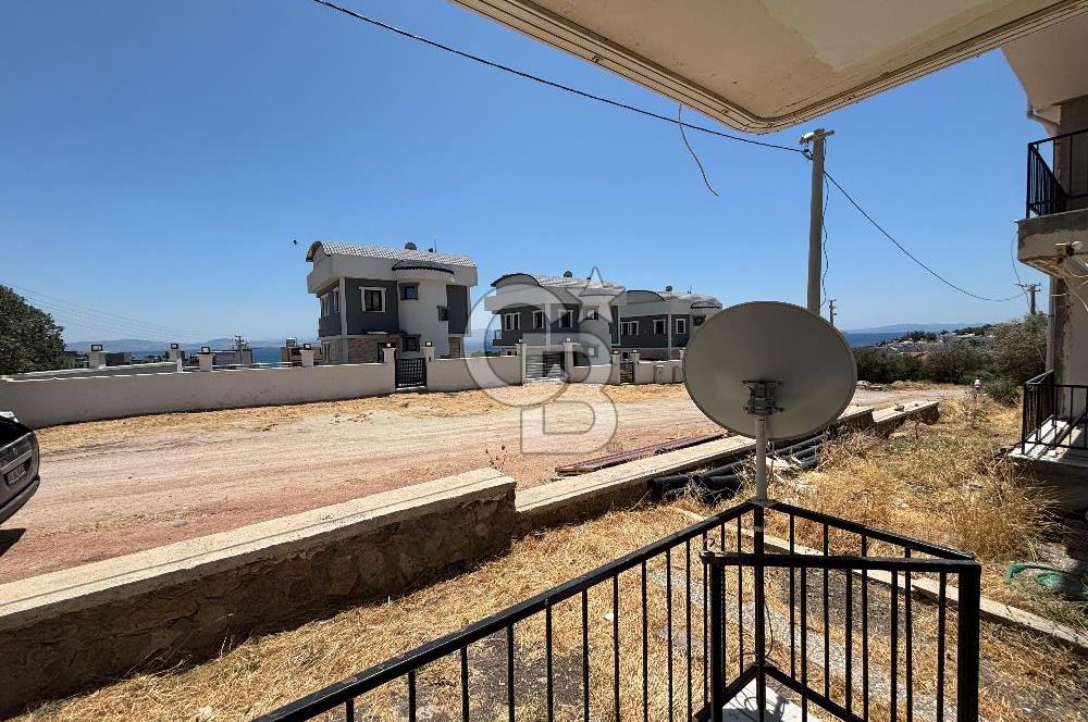 ÇANDARLI'DA DENİZ MANZARALI VE BAHÇELİ GENİŞ 1+1 DAİRE