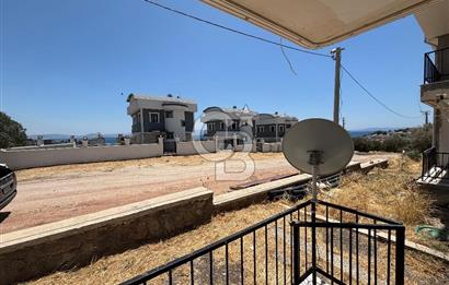 ÇANDARLI'DA DENİZ MANZARALI VE BAHÇELİ GENİŞ 1+1 DAİRE