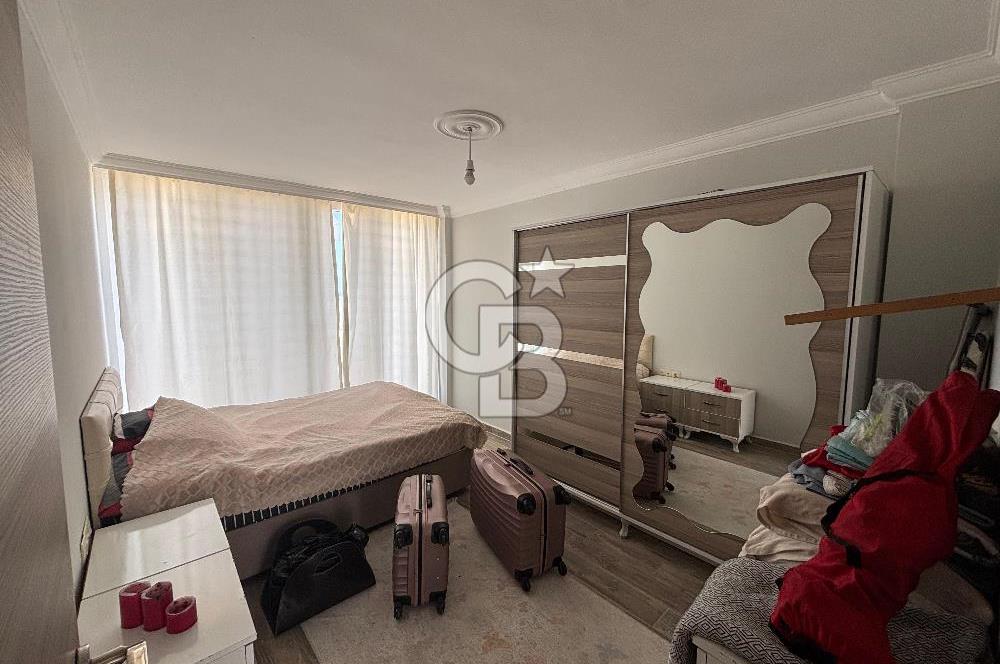 ÇANDARLI'DA DENİZ MANZARALI VE BAHÇELİ GENİŞ 1+1 DAİRE