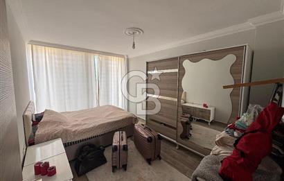 ÇANDARLI'DA DENİZ MANZARALI VE BAHÇELİ GENİŞ 1+1 DAİRE